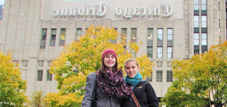 曼彻斯特英语专业的卡莉和艾米丽在《芝加哥论坛报》前摆姿势
